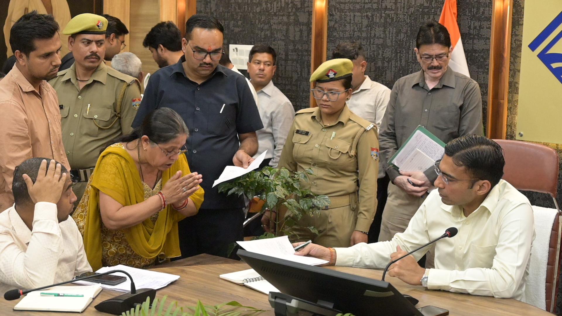 विधवा कनिष्का गर्ग का 47230 रुपये का हाउस टैक्स जिला प्रशासन ने करवाया जमा