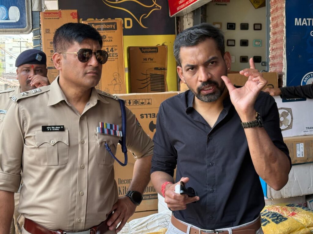 कार्यों की धीमी प्रगति पर डीएम सख्त, अधीक्षण अभियंता यूपीसील का वेतन रोका