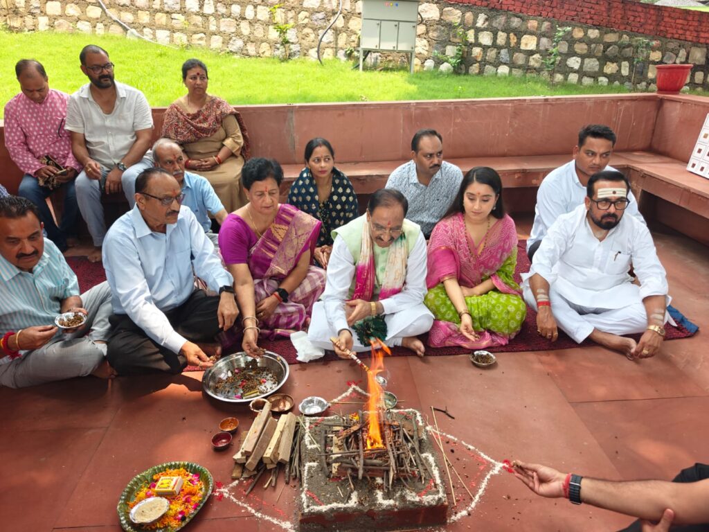 लेखक गांव में ‘संवेदना अभियान’ का संकल्प, डॉ. निशंक के जन्मदिवस पर 200 यूनिट रक्तदान