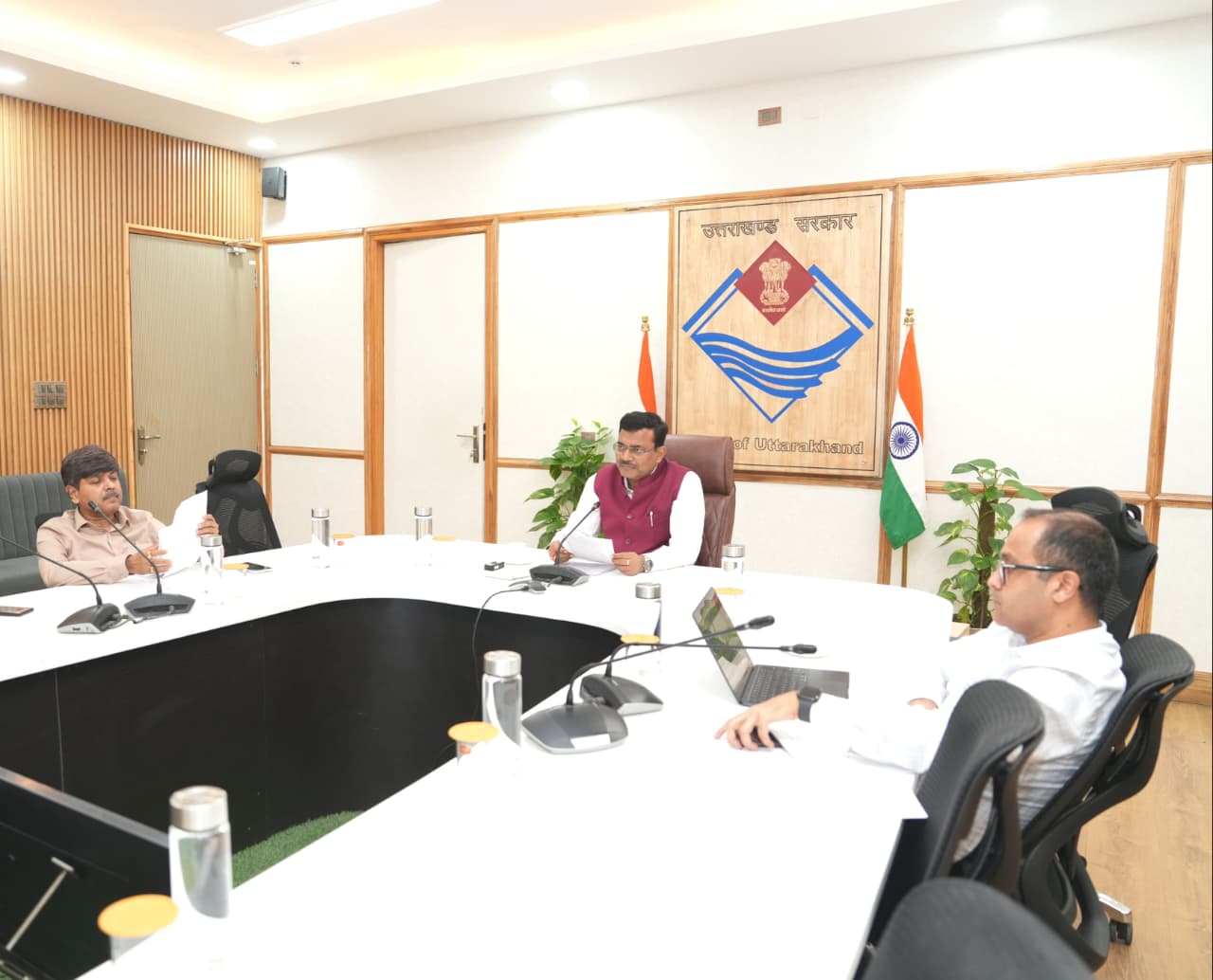 मुख्य सचिव ने जिलाधिकारियों संग बैठक में शिक्षा सुधार, पीएम पोषण और विद्यालयों के 100% विद्युतीकरण पर दिए निर्देश