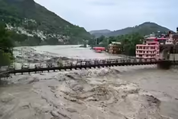 हरिद्वार-रुड़की में बारिश का कहर: सड़कें बनीं तालाब, घरों में घुसा पानी, स्कूल बंद, प्रशासन ने जारी किया अलर्ट